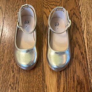 Like new Baby Gap ballet flats, size 7 toddler. Gold faux leather.